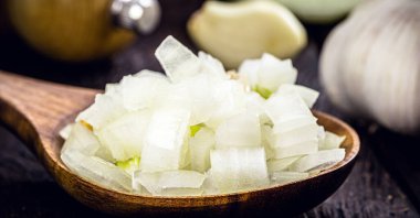 rendelenmiş organik soğanlı ahşap kaşık, klasik kırsal mutfak, baharat bileşenleri hazırlanıyor.