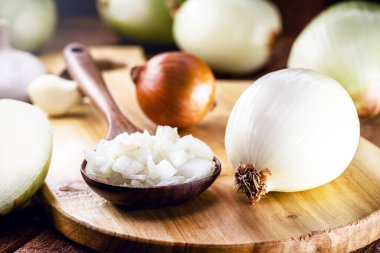 Kırsal ahşap kaşık, doğranmış ve parçalanmış soğan, klasik kırsal mutfak, baharat malzemeleri hazırlanıyor.