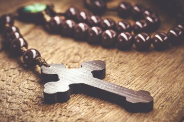 El yapımı ahşap haç, inancın, duanın ve ruhaniliğin el yapımı Hristiyan sembolü