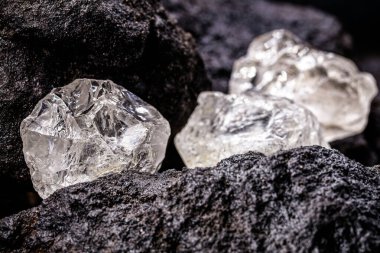 Petalit, petalit veya katalit lityum, pil endüstrisi ve lityum kaynağı elde etmek için önemli bir mineraldir.