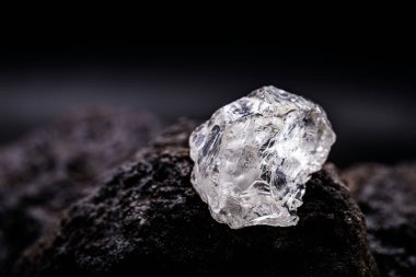 Petalit, petalit veya katalit lityum, pil endüstrisi ve lityum kaynağı elde etmek için önemli bir mineraldir.