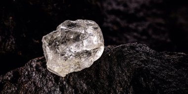 Petalit, petalit veya katalit lityum, pil endüstrisi ve lityum kaynağı elde etmek için önemli bir mineraldir.