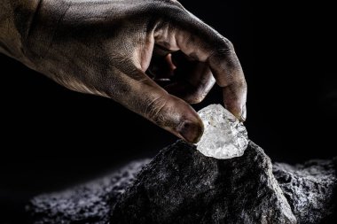 Petalit, petalit veya katalit lityum, pil endüstrisi ve lityum kaynağı elde etmek için önemli bir mineraldir.