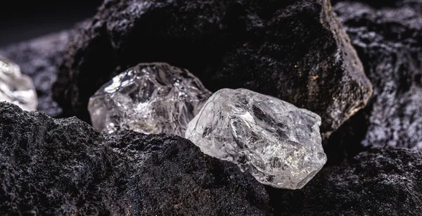 Petalit, petalit veya katalit lityum, pil endüstrisi ve lityum kaynağı elde etmek için önemli bir mineraldir.