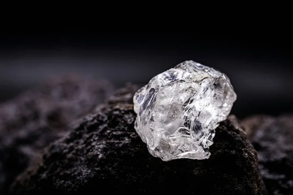 Petalit, petalit veya katalit lityum, pil endüstrisi ve lityum kaynağı elde etmek için önemli bir mineraldir.