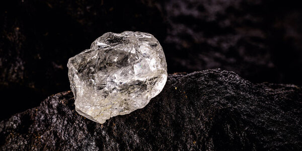 Петалит, петалит или касторит является важным минералом для получения лития, аккумуляторной промышленности, источника лития