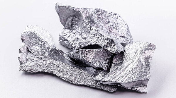 чистые кремниевые камни, изолированные на белом фоне