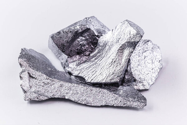 чистые кремниевые камни, изолированные на белом фоне