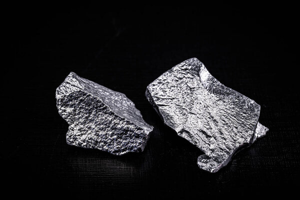 чистые кремниевые камни, изолированные на черном фоне