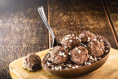 Brezilya Paskalya Tatlısı, kremalı çikolata yumurtası Brezilya Tuğla Şekeri, bisküvi ve şeker, kaşık yumurtası.