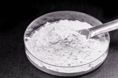 Silikon dioksit, silisyum oksit olarak da bilinir. Pastacılık önleyici, antitifoam, viskozite denetleyici, kurutucu, içecek netleştirici ve ilaç veya vitamin giderici