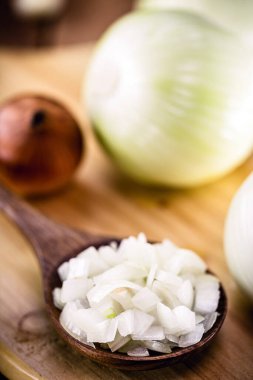 Kavrulmuş soğanlı ahşap kaşık ve baharat olarak kullanılmak üzere parçalara ayrılmış.