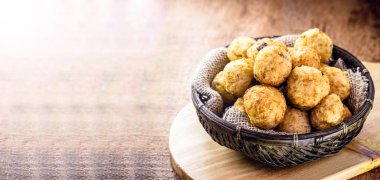 Baharatlı, sarımsaklı ve tuzlu pilavdan yapılmış hamur tatlısı. Brezilya mutfağının tipik kroketi.