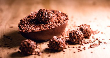 Çikolata ve brigadeiro bonbonu ile doldurulmuş paskalya yumurtası, tipik bir Brezilya tatlısıdır..