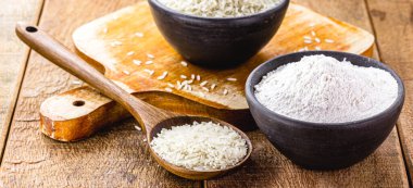 İyi ve öğütülmüş pirinç unu, el yapımı, ahşap kaşıklı kil çömlek.