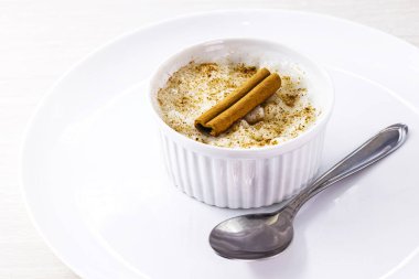 Kremalı sütlaç tatlısı serpilmiş ve tarçınlı.