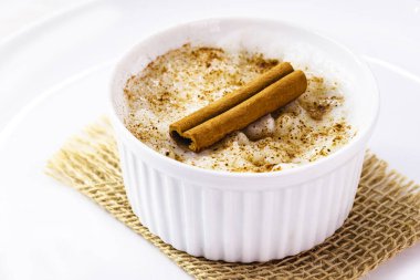 Kremalı sütlaç tatlısı serpilmiş ve tarçınlı.