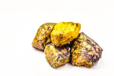 U sembolü ve atom kütlesi 238 u olan bir kimyasal element olan uranyumun atom numarası 92 'dir.