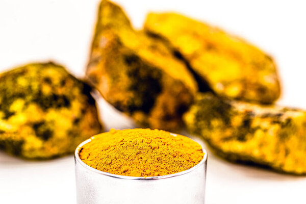 Уран, радиоактивная руда на изолированном белом фоне, минеральные и энергетические ресурсы