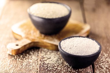 Mutfak malzemesi olarak kullanılan glütensiz kinoa unu.