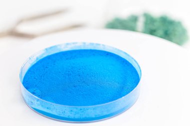 Mavi demir oksit, boya olarak kullanılan sentetik demir oksit.