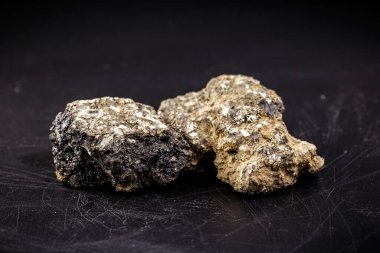 Asfalt taş, çakıl ve ziftli asfalt parçası, yol yapımında kullanılan malzeme.