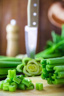 Dilimlenmiş kereviz, sağlıklı yemek malzemeleri, dilimlenmiş sebze parçaları..