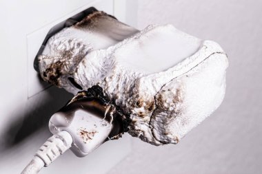 Cep telefonu şarjı kısa devre, duman ve yangın, elektrikli aletlerin erimesi.