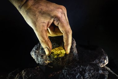 Madenden büyük altın taşı çıkarılıyor, mineral çıkarma ve altın çıkarma kavramı