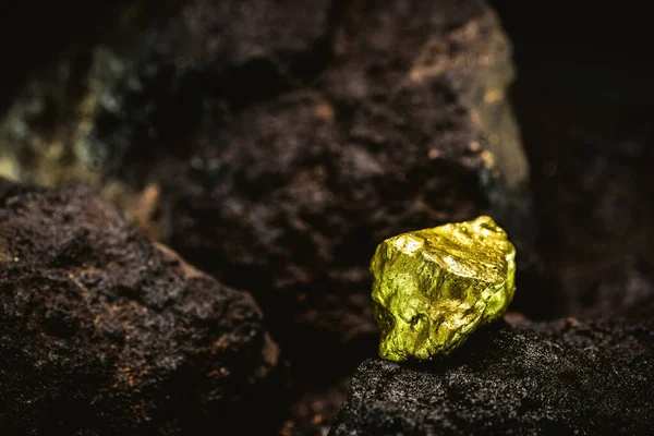 Zlatý Nugget Dolu Koncept Těžby Drahých Kamenů — Stock fotografie