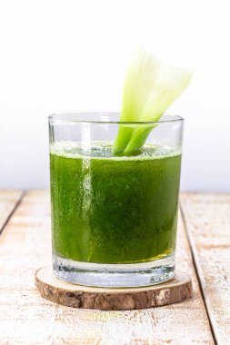 Kereviz suyu, limon, lahana, nane ve tarçın, diyet ve detoks için sağlıklı vejetaryen şekersiz sebze içeceği.