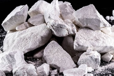 Kalsiyum ve magnezyum taşları, siyah arkaplan. Buna bakir kireç ya da kireç denir.