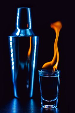 Bir doz yanan içecek, bir doz ateşle alkollü içecek.