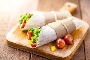 Mantar, biber, lahana ve diğer ızgara sebzelerle sarılı dürüm veya vejetaryen dürümü.