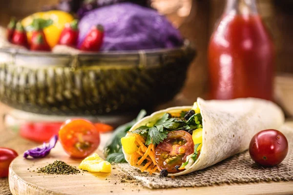 Vegan Wrap Από Λαχανικά Ψημένα Ινδικό Ψωμί Ολόκληρα Ζυμαρικά Χωρίς — Φωτογραφία Αρχείου