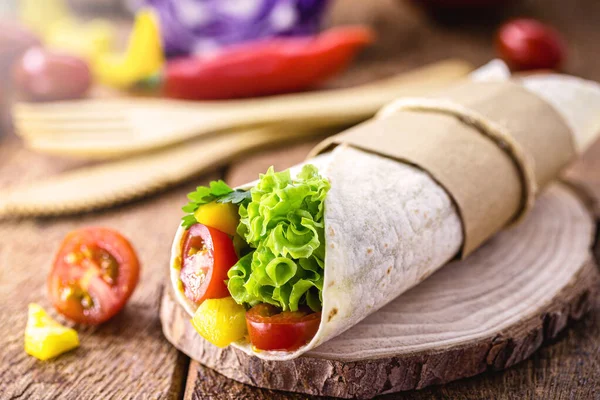 Burritos Envoltório Vegan Envolto Com Cogumelos Pimenta Repolho Outros Vegetais — Fotografia de Stock