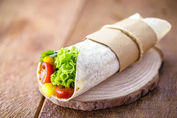 Burrito Lub Opakowanie Wegańskie Zawinięte Grzyby Pieprz Kapustę Inne Warzywa — Zdjęcie stockowe