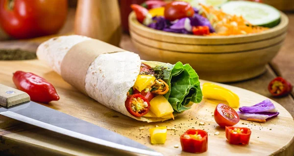 Vegan Tortilla Wrap Ρολό Ψητά Λαχανικά Χορτοφαγικό Φαγητό Επίπεδο Ψωμί — Φωτογραφία Αρχείου