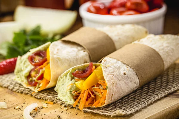 Vegan Tortilla Wrap Ρολό Ψητά Λαχανικά Χορτοφαγικό Φαγητό Επίπεδο Ψωμί — Φωτογραφία Αρχείου