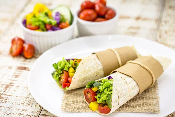 Duas Tortilhas Vegetarianas Embrulham Tábua Corte Madeira Com Legumes Fundo — Fotografia de Stock