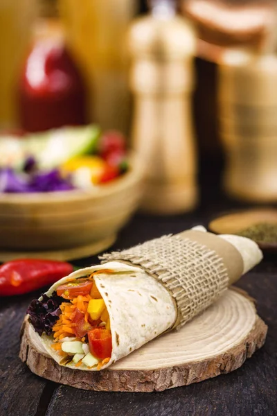 Burrito Vegetariano Recheado Com Legumes Grelhados Comida Saudável Picante Saborosa — Fotografia de Stock