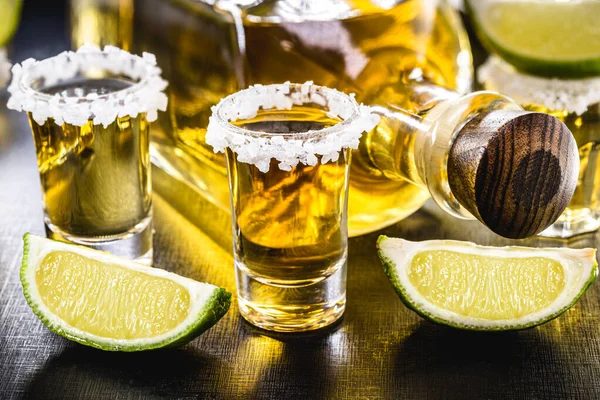 Diversi Bicchieri Tequila Messicana Oro Con Limone Sale Sulla Tavola — Foto Stock