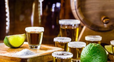 Birkaç tekila bardağı, Meksika 'nın en çok tüketilen içkisi.