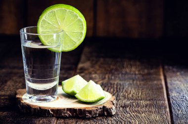 Gümüş tekila, tipik Meksika damıtılmış içkisi, tuzla servis edilir.