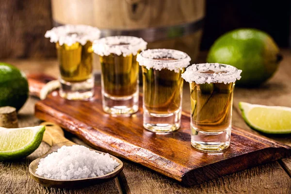 Tequila Gläser Auf Dem Stehtisch Serviert Mit Salz Und Zitrone — Stockfoto