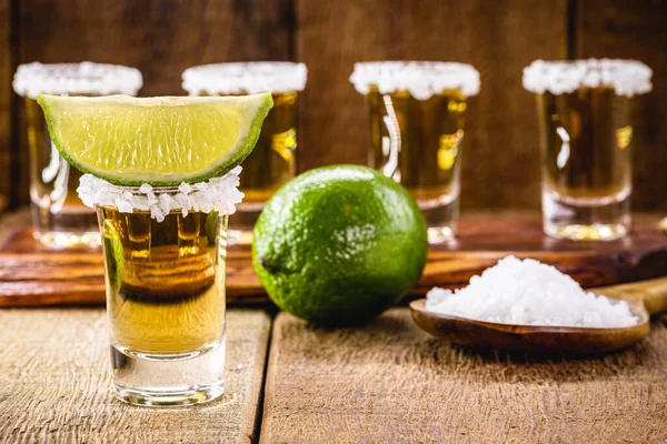 Bicchieri Tequila Sul Tavolo Del Bar Serviti Con Sale Limone — Foto Stock