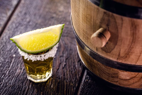 Złota Tequila Cytryną Obok Dębowej Beczki Meksykański Napój — Zdjęcie stockowe
