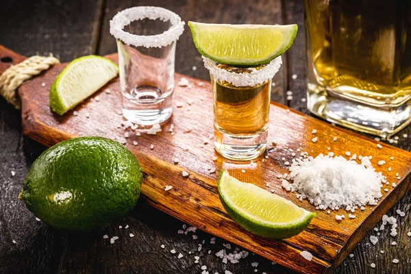 Bicchiere Tequila Con Ingredienti Intorno Preparazione Bevande Messicane — Foto Stock