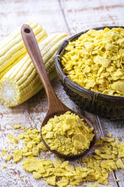 Gevrek mısır unu ya da biju unu, kurutulmuş un, ezilmiş ve kızartılmış. Sonuç kalın tanecikler.