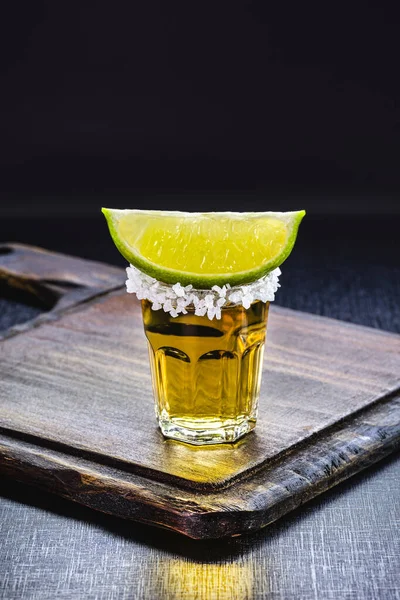 Glas Tequila Schwarzer Hintergrund Typisch Mexikanisches Getränk — Stockfoto